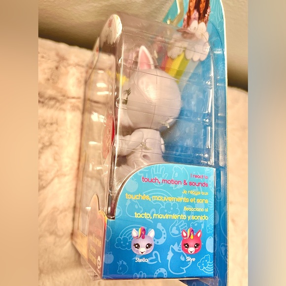 Fingerlings Baby Unicorn, Gigi, Interactive Pet - Picture 4 of 6